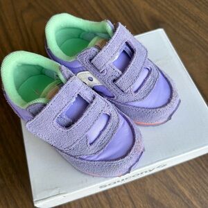 Saucony sneakers size 5